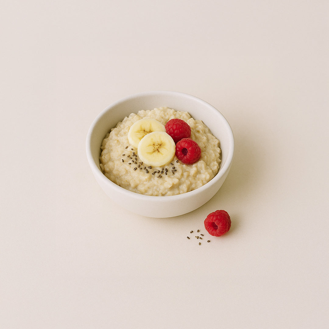 bol de gruau crémeux au collagène marin mcs garni de rondelles de banane, framboises fraîches et graines de chia