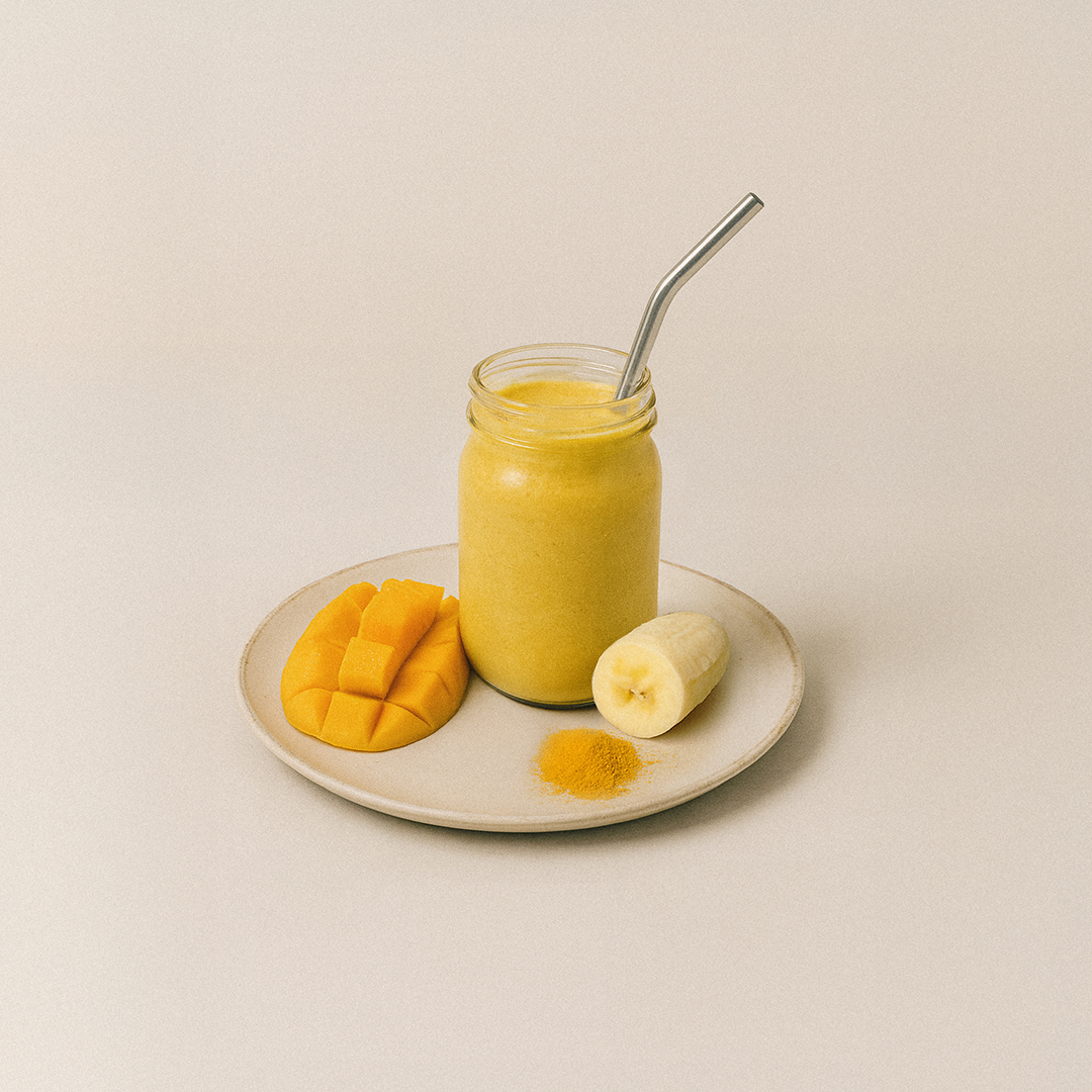 smoothie mangue banane au collagène marin mcs dans un pot mason avec paille inox