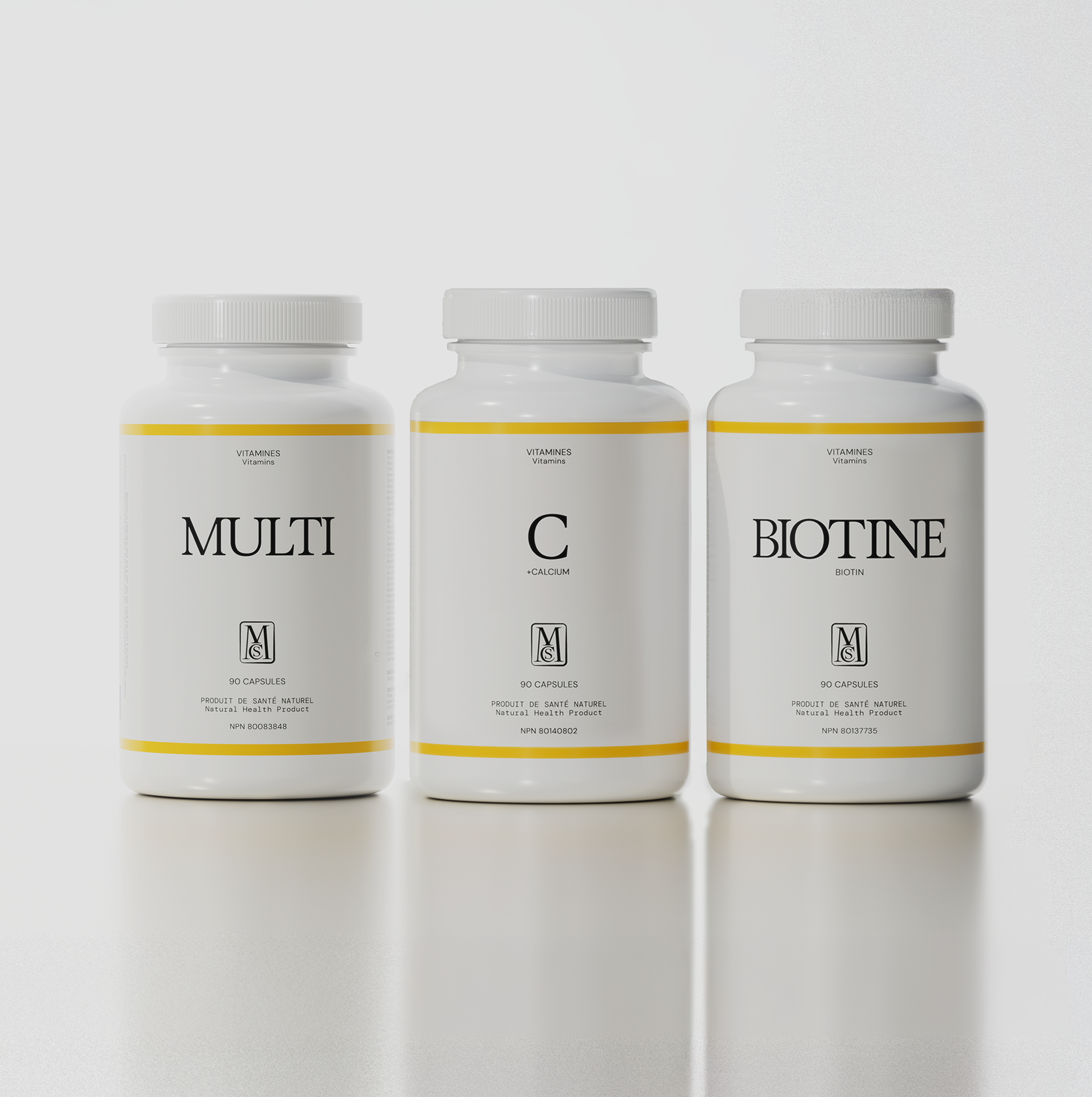 trio de suppléments mcs multivitamines, vitamine c et biotine en format capsules sur fond blanc