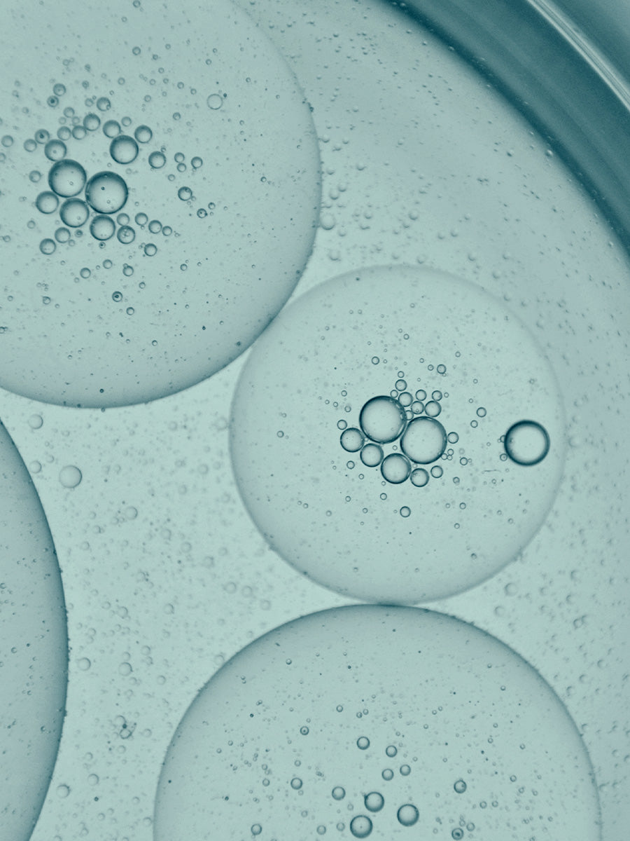 macro bulles bleutées évoquant la molécule de collagène marin et la structure cellulaire de la peau