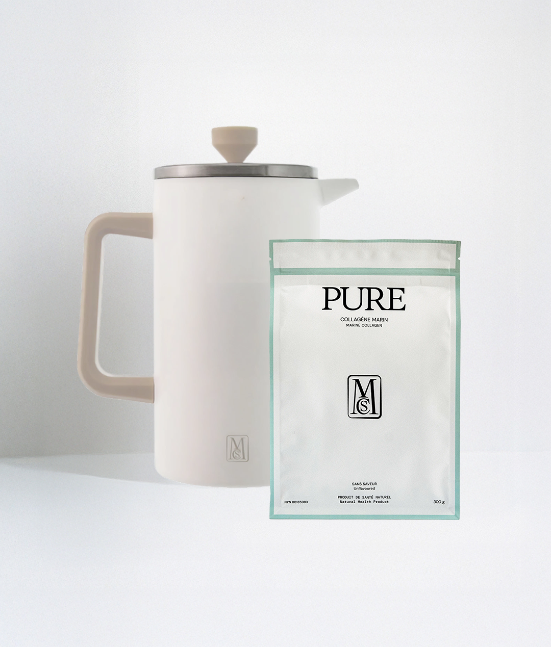 sachet pure mcs de collagène marin avec cafetière blanche, complément alimentaire naturel et accessoire bien-être