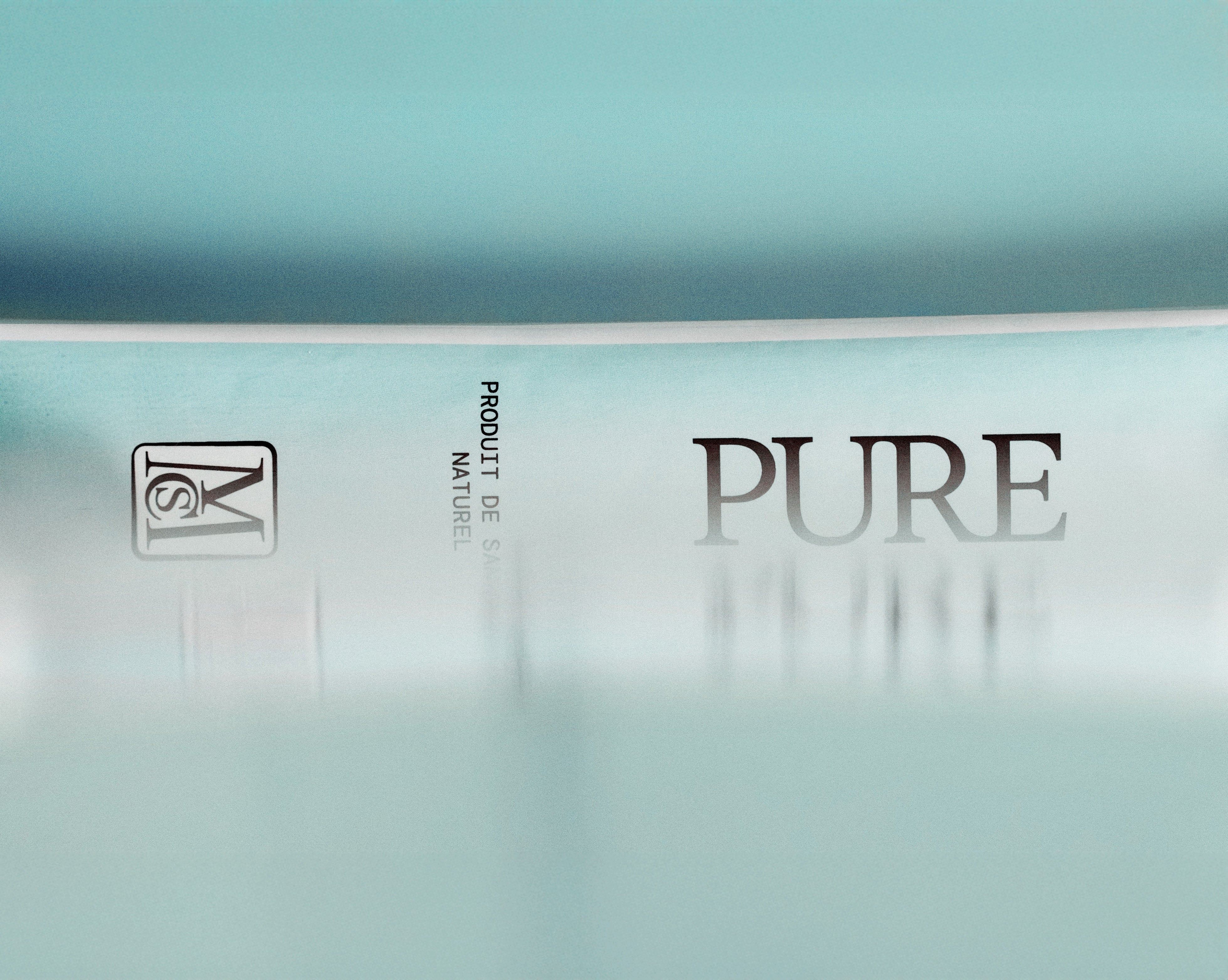 Gros plan artistique sur le sachet PURE MCS de collagène marin, produit de santé naturel